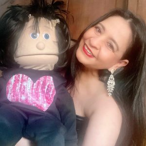 «Cajón de Sastre» Las mil caras de una mujer que habla con el corazón. Por José Luis Ortiz Güell