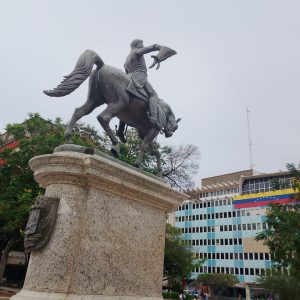 ¿Qué hay debajo de la estatua del Libertador en la plaza Bolívar de Maracaibo?