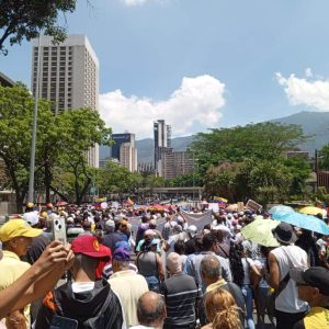 «Tienen que recibirnos»: Trabajadores marchan hacia Miraflores para exigir aumento salarial