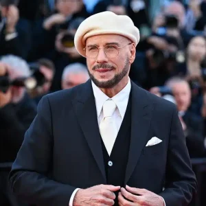 John Travolta recibe Palma de Oro honorífica visiblemente conmovido