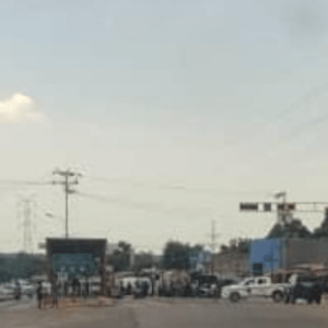 MUNICIPIO MARACAIBO | Reportan dos personas heridas producto de un choque entre una moto y un camión en la Circunvalación 3