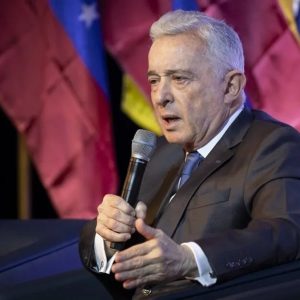 Álvaro Uribe advirtió a Iván Cepeda que «el chavismo local destruye la empresa privada y la pública»