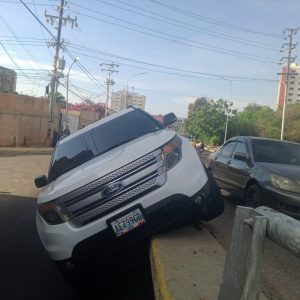 MUNICIPIO MARACAIBO | Conductora distraída por el celular casi se vuelca en el elevado de Ziruma