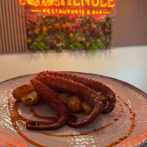 «Cajón de Sastre» El nuevo Madrid se come en mestizo. Cuando el Mediterráneo abraza a Latinoamérica nace la revolución gastronómica más audaz de la década Por José Luis Ortiz Güell