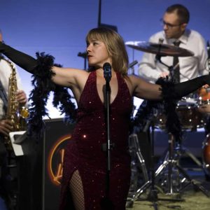 «Cajón de Sastre» El Cotton Club de Zaragoza se rinde ante Viki Lafuente Tres noches de excelencia que consagran una voz universal Por José Luis Ortiz Güell