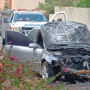 MUNICIPIO MARACAIBO | Incendio consume vehículo Mitsubishi frente a los Tribunales de Banco Mara