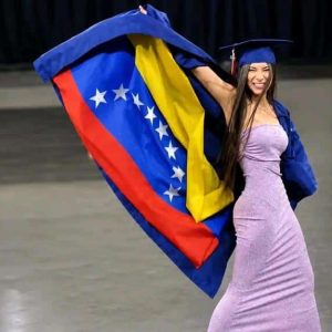 Orgullo zuliano: Yaleski se vuelve viral tras ingeniárselas para lucir la bandera de Venezuela en su graduación en EE UU (+Video)