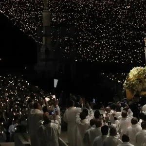Portugal celebra a Nuestra Señora de Fátima con multitudinaria procesión