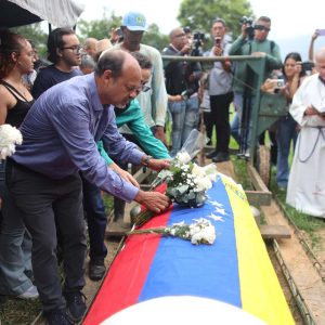 Entre gritos de justicia despiden a Carmen Navas madre de Víctor Quero, el preso político muerto bajo custodia del Estado