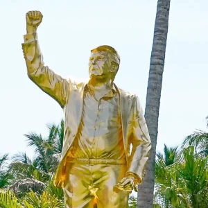 Inaugurada una estatua dorada de Trump de 4,5 metros de altura en su club de golf en Florida (+Video)
