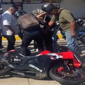 MUNICIPIO MARACAIBO | ¡Chocan dos motorizados en Padilla! En esta ocasión una adulta mayor paga los platos rotos de la imprudencia || Detalles
