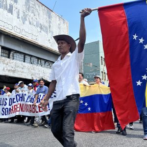 Salarios congelados y bonos devaluados: Trabajadores seguirán calentando las calles
