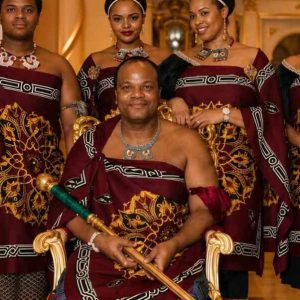 Rey africano llega a Abu Dhabi acompañado por sus 15 esposas