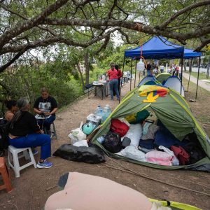 Familias de presos políticos se declaran en protesta por tiempo indefinido cerca de la embajada de EEUU
