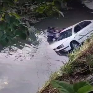 Pierde el control del auto, cae al río y muere atrapado