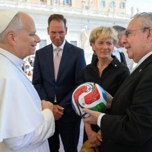 Símbolo de paz y unidad: el papa León XIV recibe el balón oficial del Mundial 2026