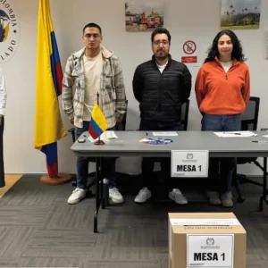 Colombianos en el exterior ya comenzaron a votar en la segunda vuelta presidencial