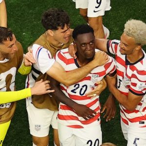 EE. UU. aplasta 4-1 a Paraguay con doblete de Balogun