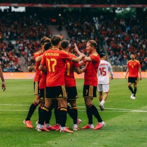 Bélgica golea 5-0 a Túnez con Doku como figura