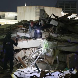 El grito de auxilio en una ciudad devastada en Venezuela que espera por rescatistas