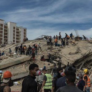 La búsqueda de vida prosigue pese al olor a muerte entre los escombros de La Guaira