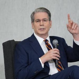 Secretario del Tesoro afirma que el dólar será el eje comercial de una «nueva Venezuela»