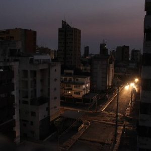 Racionamientos eléctricos nocturnos de hasta cinco horas agudizan crisis eléctrica en el Zulia