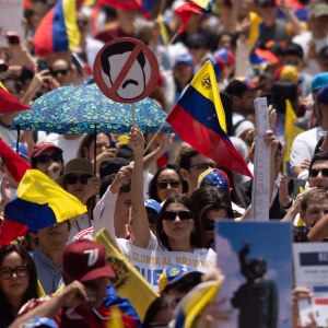 AP: Venezolanos reciben con prudencia y esperanza el inicio del diálogo entre gobierno y oposición