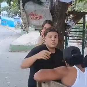 Funcionarios policiales de La Guaira arrestaron a jóvenes por conducta irrespetuosa y amenazas en Catia la Mar