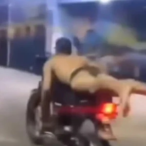 ¡Lo que faltaba!: En interiores y sin ningún tipo de pudor, fastidia a los vecinos con los infernales resonadores de la moto (+Video)