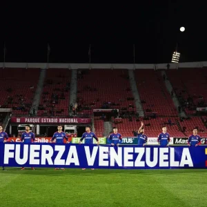 Jugadores de la Universidad de Chile solidarizan con Venezuela en emotivo gesto (+Video)