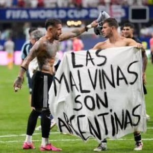 Reino Unido insta a la FIFA a investigar a Argentina por pancarta sobre Malvinas en el Mundial