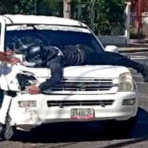 MUNICIPIO MARACAIBO | Tremenda colisión entre motorizado del CICPC y una Hilux en la 72 con 10 
