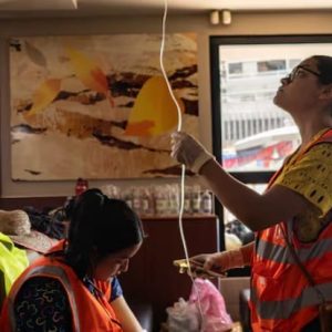 Un McDonald’s convertido en hospital: la improvisación y el desamparo marcan la primera semana del terremoto en Venezuela