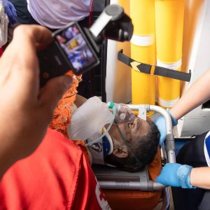 Milagro en La Guaira: rescataron a Hernán Gil tras pasar ocho días bajo los escombros (Imágenes)