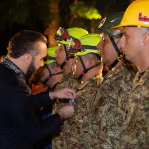 Bukele condecoró con la Medalla al Mérito al contingente salvadoreño de ayuda humanitaria enviado a Venezuela