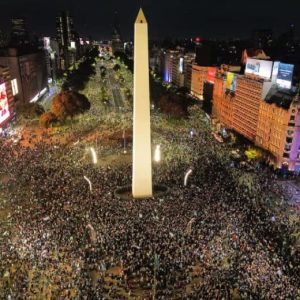Los argentinos desbordan las calles tras vencer a Inglaterra en histórica semifinal