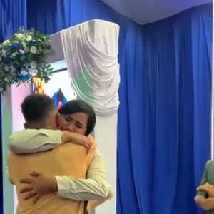 «El mejor título no viene solo»: Joven graduando recibe su diploma de manos de su madre tras 3 años sin verse (+Video)