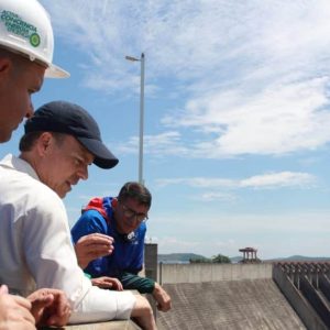 John Barrett visitó la represa del Guri con el plan de modernizar el sistema eléctrico en Venezuela