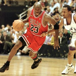 Subastarán por hasta $15 millones camiseta de Jordan usada en las finales de 1998