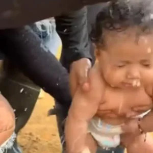 Video de un bebé «bautizado» con leche directa de la vaca en Los Llanos despierta el debate en redes sociales (+Video)