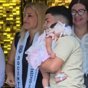 Orgulloso y responsable joven sucrense se graduó de Bachiller con su bebé en brazos (+Video)