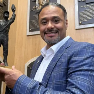 Hito histórico: La estatuilla del Premio Luis Aparicio llega a Cooperstown de la mano de Johan Santana