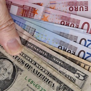 BCV sitúa el valor del dólar oficial en 779,95 y el euro en 911,21 bolívares respectivamente