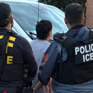 Padre e hijo detenidos por ICE temen ser deportados a Venezuela tras reanudación de vuelos