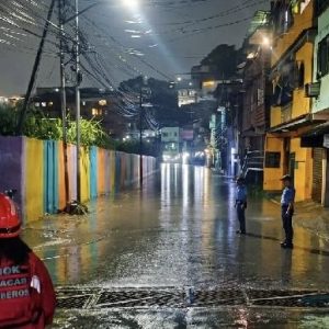 Bomberos monitorean lluvias en Caracas este #17Ago