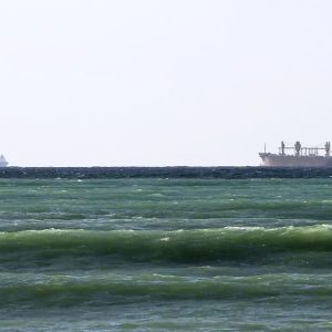 Irán amenaza con bloquear el transporte de petróleo si continúa la guerra económica