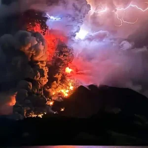 Indonesia declara alerta máxima por erupciones volcánicas simultaneas en el archipiélago