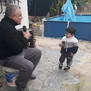 El pequeño salsero de 2 años vuelve a hacerse viral en un tierno dúo con su abuelo(+Video)