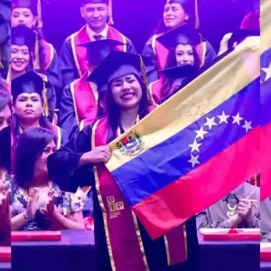 Venezolana se graduó con el mejor promedio de psicología en Perú y se hace viral por bailar «Juana Polinaria» de Tambor Urbano en pleno acto